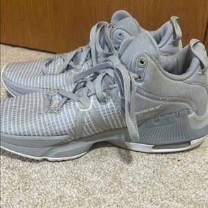 Nike LeBron Witness VII HO 22 Performance Basketball Gray Sneakers